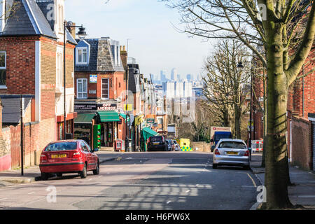 Blick von Whitehall Park im Norden von Islington, London, UK, Canary Wharf in der Ferne Stockfoto