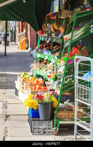 Obst und Gemüse auf dem Display außerhalb eines lokalen Convenience Store im Norden von London, Großbritannien Stockfoto