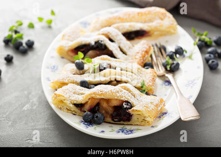 Blätterteig mit Apfel-Heidelbeere Stockfoto