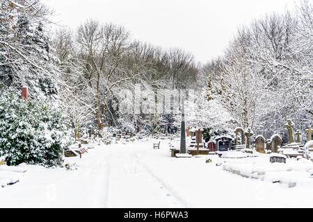 Highgate Friedhof im Schnee, von Swains Lane, London, UK gesehen Stockfoto