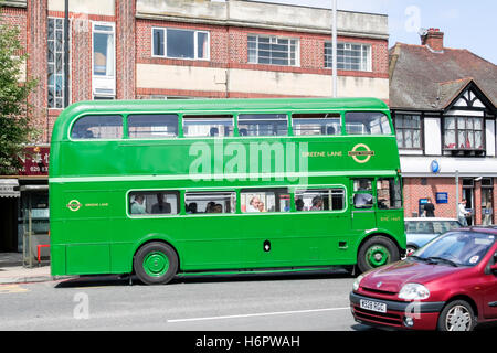 Routemaster RMC 1469 (reg. 469 CLT), grüne Doppeldeckerbus in 'Greene Lane' Livery, North Cheam, Greater London, 2008 Stockfoto