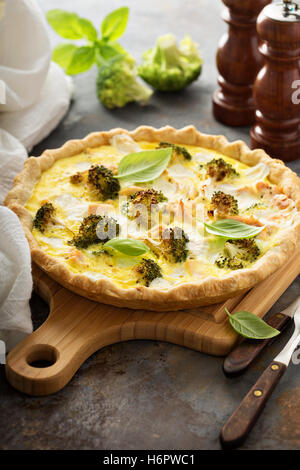 Gesundes Gemüse und Lachs quiche Stockfoto