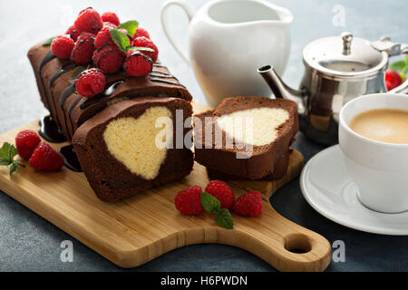 Ueberraschungstorte mit Herz im Inneren Stockfoto