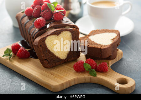 Ueberraschungstorte mit Herz im Inneren Stockfoto