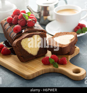 Ueberraschungstorte mit Herz im Inneren Stockfoto