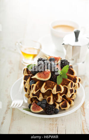 Flauschige Frühstück Waffeln mit frischen Früchten Stockfoto