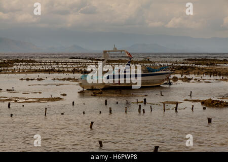 Boot am Strand vor Anker Stockfoto