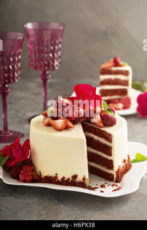 Roter Samt-Kuchen mit Erdbeeren verziert Stockfoto