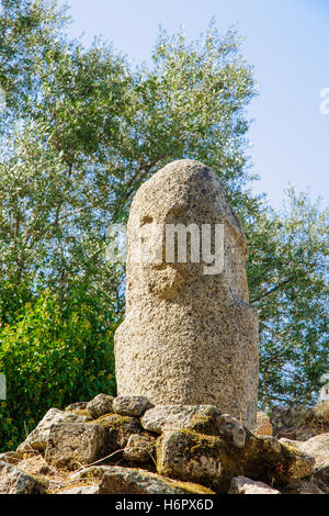 FILITOSA, Frankreich - 9. Oktober 2014: A Menhir in der megalithischen Ausgrabungsstätte Filitosa, Korsika, Frankreich. Filitosa liegt auf Stockfoto