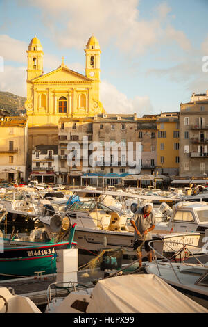 BASTIA, Frankreich - 16. Oktober 2014: Szene auf den alten Hafen (Vieux Port) bei Sonnenaufgang, in Bastia, Korsika, Frankreich. Bastia ist die Stockfoto