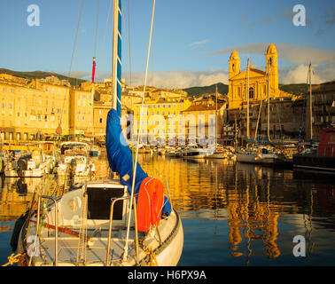 BASTIA, Frankreich - 16. Oktober 2014: Szene auf den alten Hafen (Vieux Port) bei Sonnenaufgang, in Bastia, Korsika, Frankreich. Bastia ist die Stockfoto