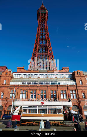 Blackpool tower Struktur Wahrzeichen Urlaub Meer Seite Stadt Resort Lancashire touristischen Attraktionen Turm alte historische offenem Verdeck zu tun Stockfoto