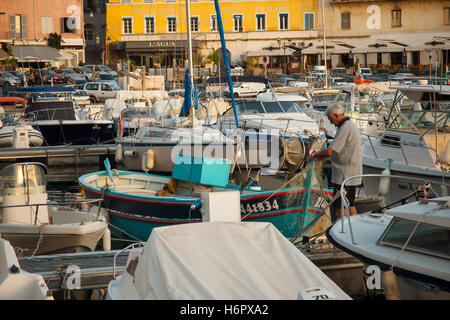 BASTIA, Frankreich - 16. Oktober 2014: Szene auf den alten Hafen (Vieux Port) bei Sonnenaufgang, in Bastia, Korsika, Frankreich. Bastia ist die Stockfoto