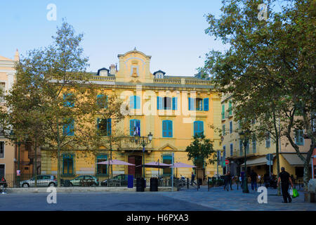 BASTIA, Frankreich - 16. Oktober 2014: Das Hotel De Ville (Rathaus) und der Ort du Marche quadratisch, in Bastia, Korsika, Frankreich. BA Stockfoto