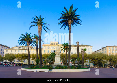 BASTIA, Frankreich - 16. Oktober 2014: Eine Statue von Napoleon (als ein Roman Emperor des Bildhauers Bartolini) und st. Nicolas Platz, ich Stockfoto