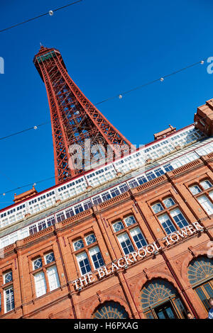 Blackpool Tower Struktur Urlaub Meer Seite Stadt Resort Lancashire touristischen Wahrzeichen Turm Exemplar blauer Himmel detai Stockfoto