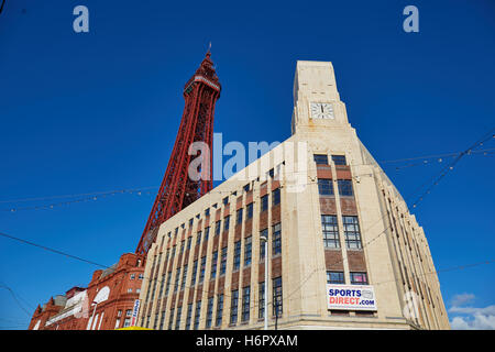 Blackpool Ftower Art Deco Gebäude vorne Urlaub Meer Seite Resort Lancashire Sehenswürdigkeiten Stadt Turm Exemplar blauen Himmel Stockfoto