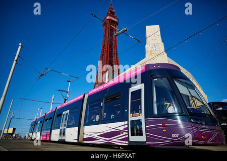 Blackpool Ftower moderne Straßenbahn Stadtbahn Urlaub Meer Seite Resort Lancashire Sehenswürdigkeiten Stadt Exemplar blauer Himmel d Turm Stockfoto