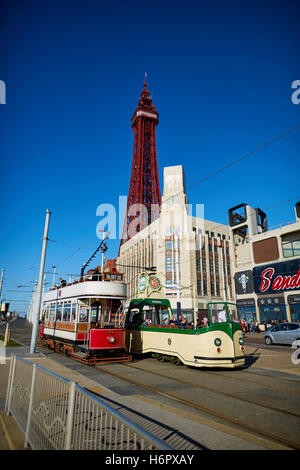 Blackpool Ftower moderne Straßenbahn Stadtbahn Urlaub Meer Seite Resort Lancashire Sehenswürdigkeiten Stadt Exemplar blauer Himmel d Turm Stockfoto