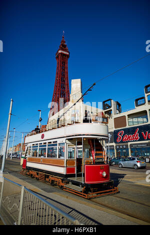 Blackpool Ftower moderne Straßenbahn Stadtbahn Urlaub Meer Seite Resort Lancashire Sehenswürdigkeiten Stadt Exemplar blauer Himmel d Turm Stockfoto