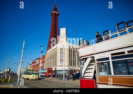 Blackpool Tower moderne Straßenbahn Stadtbahn Urlaub Meer Seite Resort Lancashire Sehenswürdigkeiten Stadt Exemplar blauer Himmel de Turm Stockfoto