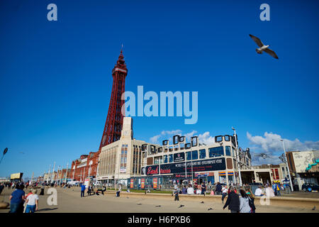 Blackpool Goldmeile Meer Turm Urlaub Meer Seite Resort Lancashire Sehenswürdigkeiten Stadt Turm Exemplar blauer Himmel Kunst Stockfoto