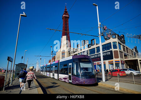 Blackpool Ftower moderne Straßenbahn Stadtbahn Urlaub Meer Seite Resort Lancashire Sehenswürdigkeiten Stadt Exemplar blauer Himmel d Turm Stockfoto