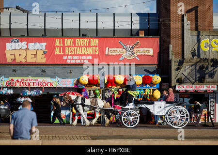 Blackpool Front Pferdekutsche Urlaub Meer Seite Stadt Resort Lancashire Touristenattraktionen taxi fahren Reisen Reisende Stockfoto