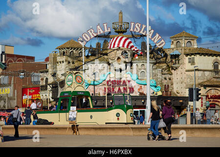 Blackpool Koralleninsel Vergnügungen außen Urlaub Meer Seite Stadt Resort Lancashire touristischen Attraktionen Vergnügen gewölbte design Stockfoto