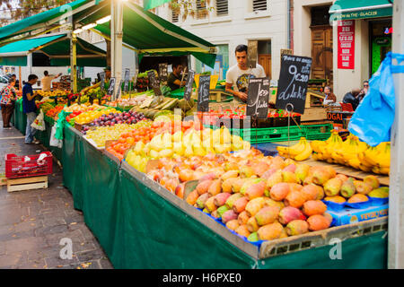 Marseille, Frankreich - 20. Oktober 2014: Verkäufer und Käufer in der Kapuziner-Lebensmittelmarkt in Marseille, Frankreich. Marseille ist th Stockfoto