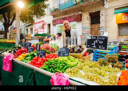 Marseille, Frankreich - 20. Oktober 2014: Verkäufer und Käufer in der Kapuziner-Lebensmittelmarkt in Marseille, Frankreich. Marseille ist th Stockfoto