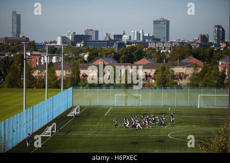 Bereichen Schulhof Stellplätze städtischen Boden Veranstaltungsort Tonhöhe sportliche Platz nach Hause Struktur Architekturstadt Landschaft Skyline b Stockfoto