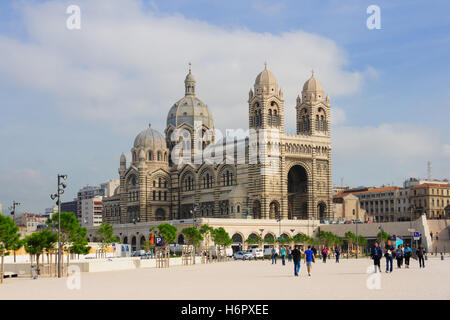 Marseille, Frankreich - 20. Oktober 2014: Einheimischen und Besuchern gleichermaßen Spaziergang vor der Cathedrale De La Major (Hauptkirche), Stockfoto
