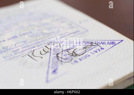 Detail der alten Reisepass mit Thailand Visum-Stempel der Flughafen Bangkok Stockfoto