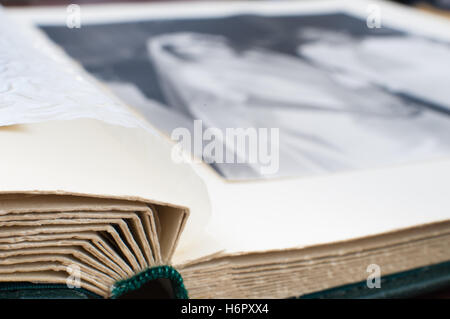 Antik Fotoalbum Buch mit Schwerpunkt schwarz-weiß Hochzeit Foto auf der Seite Stockfoto