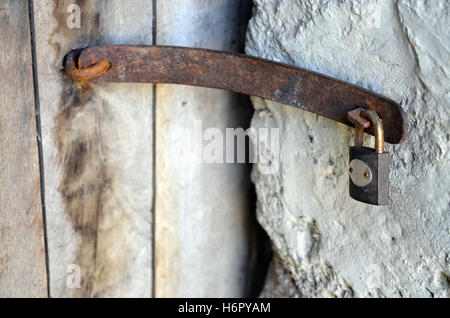 Nahaufnahme des Schrankes auf sehr rostig Griff schützen alte Holztür Stockfoto