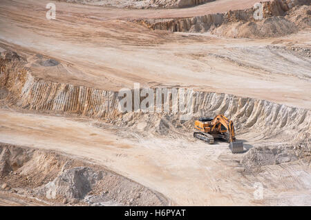 Bagger Graben, Rohstoffe im Tagebau Grube mit Textfreiraum Stockfoto