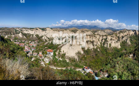 Panorama der kleinsten Stadt in Bulgarien, umgeben von Sandstein-Pyramiden Stockfoto