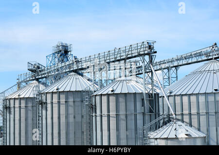 Nahaufnahme der Zeile des Lagersilos aus rostfreiem Stahl geeignet für Getreide oder Rohstoffe Stockfoto