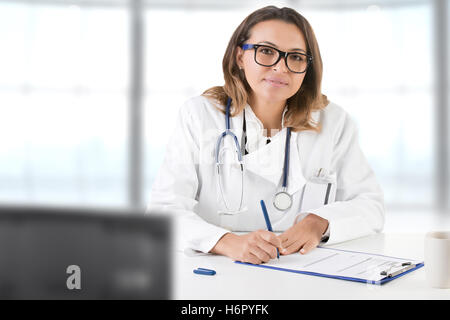 Ärztin bei der Arbeit, isoliert in weiß Stockfoto