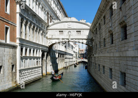 Seufzer-Brücke zwischen dem Dogenpalast und dem Gefängnis Prigioni Nuove von Venedig in Italien - Ponte dei Sospiri. Stockfoto