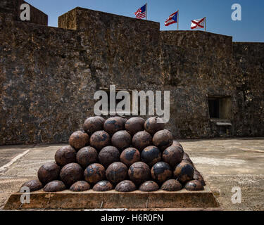 Denkmal der Kanonenkugeln im Castillo San Cristóbal in Old San Juan (Puerto Rico) Stockfoto