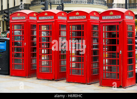 Reihe von typischen Londoner Telefonzellen - Telefonzelle Stockfoto