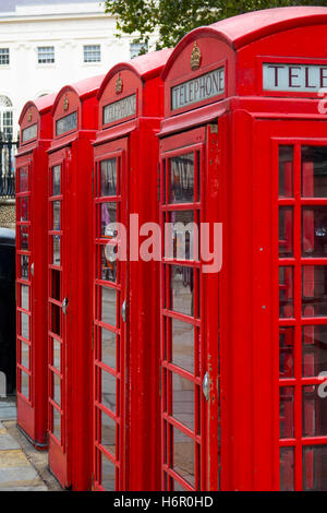 Reihe von typischen Londoner Telefonzellen - Telefonzelle Stockfoto