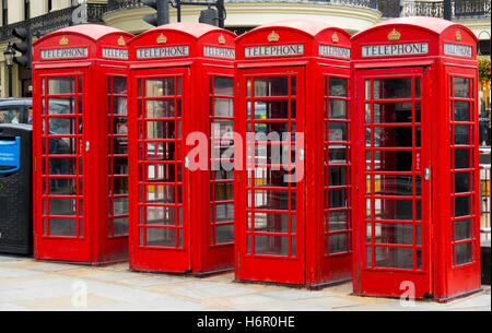 Reihe von typischen Londoner Telefonzellen - Telefonzelle Stockfoto