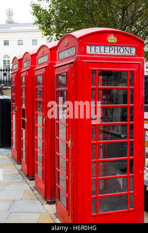 Reihe von typischen Londoner Telefonzellen - Telefonzelle Stockfoto