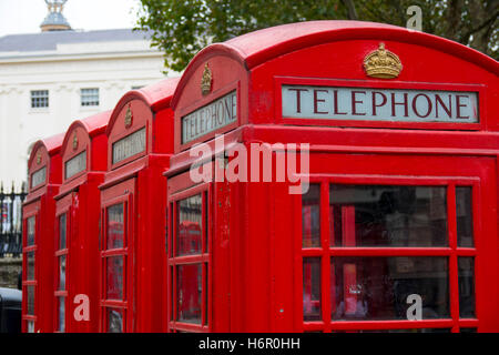 Reihe von typischen Londoner Telefonzellen - Telefonzelle Stockfoto