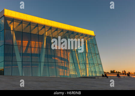 Blaue Stunde in Oslo mit dem Opera House und die Skyline dahinter, Norwegen. Stockfoto