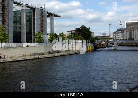 Spree in Berlin und moderne deutsche Architektur. Stockfoto