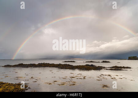 Regenbogen am Loch Eishort auf der Isle Of Skye. Stockfoto